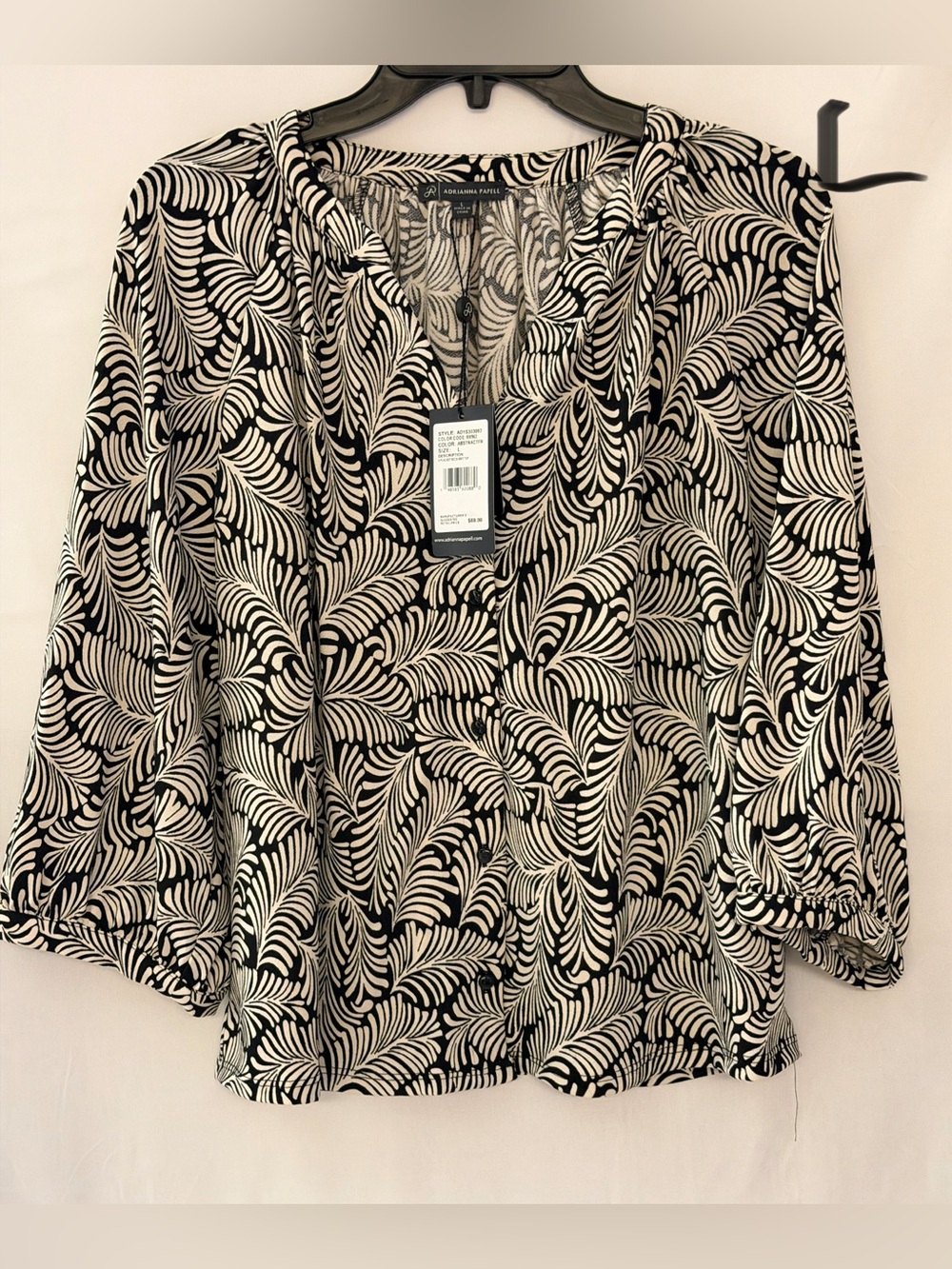 Adrianna Papell Black & Cream Leaf-Print V-Neck Blouse